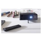 Proyector Epson EF-11 compacto con tecnología láser, alta resolución y SKU V11HA23040