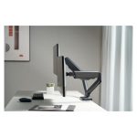 Vista frontal del soporte de sobremesa Equip para dos monitores interactivos de 17 a 32 pulgadas, modelo 650121. Ideal para optimizar el espacio de trabajo.