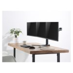 Equip 650125 soporte de sobremesa articulado para tres monitores de 17 a 27 pulgadas, ideal para organizar tu espacio de trabajo