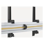 Soporte de techo Equip para tres pantallas de 45 a 50 pulgadas, con instalación segura y ajuste versátil. SKU: 650374