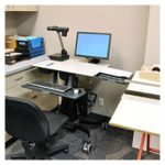 Vista frontal del carro multimedia Ergotron TeachWell en color grafito. Incluye espacio de trabajo digital para facilitar la movilidad y organización, SKU 24-220-055.