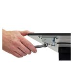 Vista frontal del carro multimedia Ergotron TeachWell en color grafito. Incluye espacio de trabajo digital para facilitar la movilidad y organización, SKU 24-220-055.