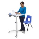 Imagen del Ergotron LearnFit, una mesa ajustable ideal para monitores, con altura regulable, SKU 24-547-003