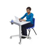 Imagen del Ergotron LearnFit, una mesa ajustable ideal para monitores, con altura regulable, SKU 24-547-003