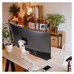 Soporte para monitor Ergotron HX Series de 124,5 cm (49 pulgadas), modelo blanco de escritorio, SKU 45-475-216