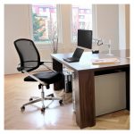 Soporte para monitor Ergotron LX Series modelo 45-537-216 en color blanco, compatible con monitores de hasta 32 pulgadas