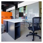 Soporte para monitor Ergotron LX Series modelo 45-537-216 en color blanco, compatible con monitores de hasta 32 pulgadas