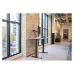 Soporte de escritorio Ergotron LX Series para monitor LCD con brazo ajustable y poste alto de 86.4 cm (34 pulgadas) en color negro, SKU 45-537-224