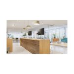 Soporte para monitor Ergotron TRACE blanco, tamaño 38 pulgadas, SKU 45-630-216, ideal para escritorio.