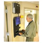 Ergotron StyleView® Vertical Lift negro de 24 pulgadas para áreas de alto tráfico y montaje en pared, SKU 60-593-195