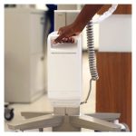 Imagen del carro multimedia universal Ergotron CareFit Slim 2.0 en colores oro y blanco, SKU C50-3500-0, ideal para uso en monitores.