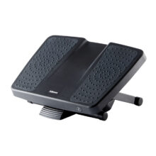 Vista frontal del soporte para el apoyo de pies Fellowes negro, modelo 8067001, ergonómico y ajustable para oficina