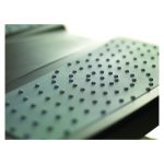 Vista frontal del soporte para el apoyo de pies Fellowes negro, modelo 8067001, ergonómico y ajustable para oficina