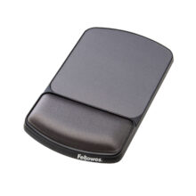 Vista de la alfombrilla para ratón modelo Fellowes 9374001 en color Grafito, está hecha de material antideslizante para mayor precisión.