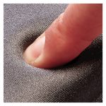 Vista de la alfombrilla para ratón modelo Fellowes 9374001 en color Grafito, está hecha de material antideslizante para mayor precisión.