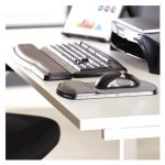 Vista de la alfombrilla para ratón modelo Fellowes 9374001 en color Grafito, está hecha de material antideslizante para mayor precisión.