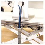 Soporte para monitores Fellowes Lotus DX con estación de carga integrada, ajuste de altura y gestión de cables. SKU: 8081101