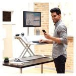 Soporte para monitores Fellowes Lotus DX con estación de carga integrada, ajuste de altura y gestión de cables. SKU: 8081101