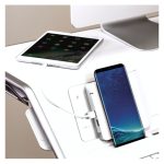 Soporte para monitores Fellowes Lotus DX con estación de carga integrada, ajuste de altura y gestión de cables. SKU: 8081101