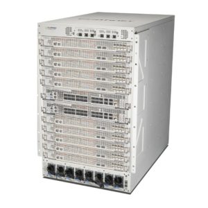 Vista frontal del Fortinet FortiGate-7121F, un chasis de 12 ranuras y 16U con 2 módulos FPM-7620F, 2 módulos I/O FIM-7921F, 2 módulos de gestión y 8 fuentes de energía intercambiables en caliente. SKU FG-7121F