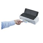 Uso del Ricoh fi-800R, un alimentador automático de documentos y escáner manual con resolución de 600 x 600 DPI para documentos A4, en colores negro y blanco, SKU PA03795-B001