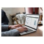 Vista frontal del portátil HP EliteBook 835 G7 con AMD Ryzen 5 PRO 4650U, pantalla Full HD de 13.3 pulgadas, 8 GB de RAM y 256 GB SSD. SKU: 204D7EA.