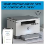 Vista frontal de la impresora multifunción HP LaserJet modelo M234dw con WiFi, SKU 6GW99F#B19, ideal para oficinas y hogares.