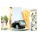 Imagen del HP rp 7800, un ordenador TPV con pantalla táctil de 15 pulgadas, resolución de 1024 x 768 pixeles, procesador Intel i5-2400S, en color negro. SKU: C2R99EA