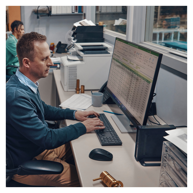 HP Elite Mini 600 G9 Intel® Core™ i5 i5-13500T 16 GB DDR5-SDRAM 512 GB SSD Windows 11 Pro Mini PC Negro 3 HP Elite Mini 600 G9, colocado en escritorio con accesorios