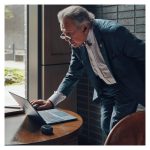 Auriculares Poly Voyager Free 60+ UC color negro carbono con adaptador USB-C BT700 y estuche de carga con pantalla táctil - 7Y8H0AA