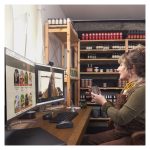 Auriculares Poly Voyager Free 60+ UC color negro carbono con adaptador USB-C BT700 y estuche de carga con pantalla táctil - 7Y8H0AA