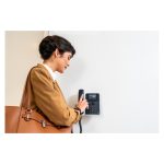 Imagen del Poly Teléfono IP Edge E100 habilitado para alimentación a través de Ethernet (PoE). SKU: 82M86AA.