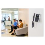 Imagen del Poly Teléfono IP Edge E100 habilitado para alimentación a través de Ethernet (PoE). SKU: 82M86AA.