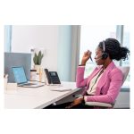 Imagen del Poly Teléfono IP Edge E220 con alimentación a través de Ethernet (PoE), SKU 82M87AA, mostrando su diseño moderno y pantalla clara