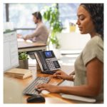 Imagen del Poly Teléfono IP Edge E450 habilitado para alimentación a través de Ethernet (PoE), SKU 82M90AA. Ideal para comunicación empresarial.