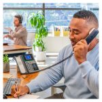 Imagen del Poly Teléfono IP Edge E450 habilitado para alimentación a través de Ethernet (PoE), SKU 82M90AA. Ideal para comunicación empresarial.