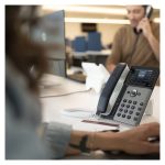 Teléfono IP Poly modelo Edge E300, habilitado para alimentación a través de Ethernet (PoE), SKU 82M92AA