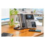 Teléfono IP Poly Edge E400 con alimentación a través de Ethernet y SKU 82M93AA, ideal para oficinas modernas.