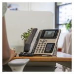 Teléfono IP Poly Edge E400 con alimentación a través de Ethernet y SKU 82M93AA, ideal para oficinas modernas.