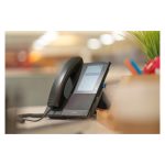 Poly Teléfono multimedia empresarial CCX 500 compatible con Microsoft Teams, modelo con alimentación PoE. SKU 82Z76AA