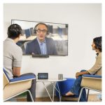 Imagen de la barra de vídeo multifunción POLY Studio X30 con controlador TC8. SKU 842V8AA#AC3. Ideal para videoconferencias sin radio ni cable de alimentación, compatible con TAA.