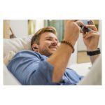 Vista frontal de la funda de carga básica en color negro para auriculares Voyager Free 60 UC de Poly, SKU 8L580AA