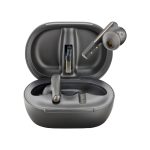 Imagen de la funda de carga con pantalla táctil negra Poly Voyager Free 60+ UC para el adaptador USB-C BT700, SKU 8L586AA