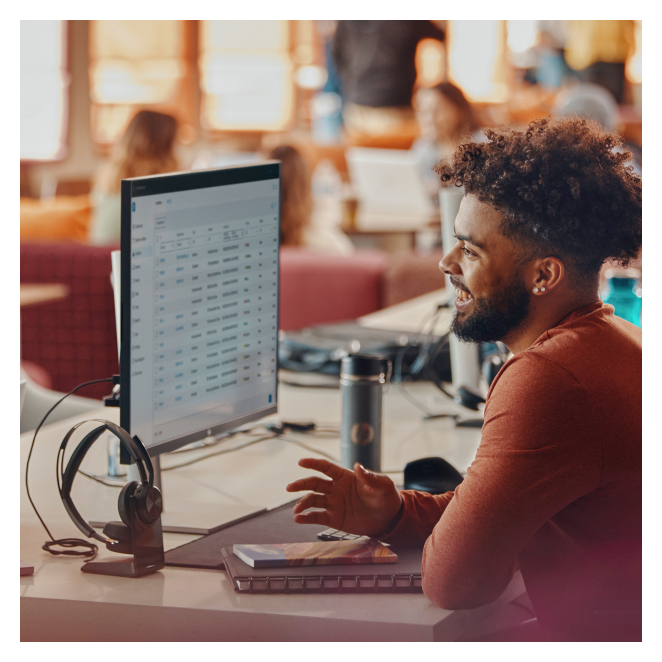 Poly Auriculares Voyager Focus 2 USB-C-C + adaptador USB-C/A 2 Poly Auriculares Voyager Focus 2 USB-C-C vista lateral