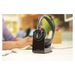 Vista frontal de los auriculares Poly Voyager Focus 2 con certificación Microsoft Teams, adaptador USB-C/A y base de carga. SKU: 9T9J6AA#AC3