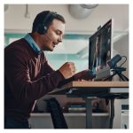 Vista frontal de los auriculares Poly Voyager Focus 2 con certificación Microsoft Teams, adaptador USB-C/A y base de carga. SKU: 9T9J6AA#AC3