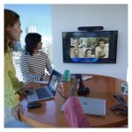 Barra de vídeo USB Poly Studio R30 con control remoto Bluetooth, incluye SKU 9U3T1AA, ideal para videoconferencias