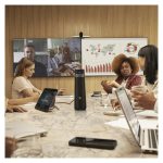 Sistema de videoconferencia Poly G62 con kit de placa de montaje, ideal para salas de reuniones medianas y grandes. SKU: A01KCAA#AC3.