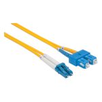 Imagen del cable de fibra óptica Intellinet 473729 de 5 metros, con conectores LC a SC en color amarillo