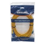 Imagen del cable de fibra óptica Intellinet, 2 metros de largo con conectores LC y SC en color amarillo. SKU 473972.